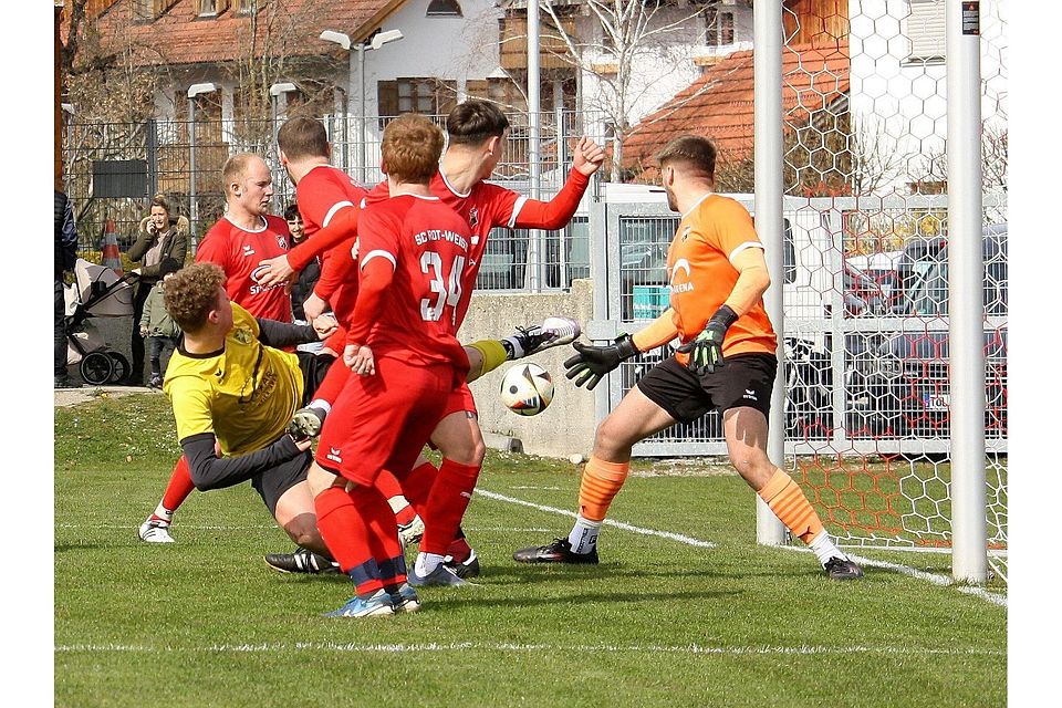 Stadtderby: Eine der wenigen Chancen im Spiel, doch SV-Angreifer Jonas Lützel kommt nicht an den Ball.  FOTO: HANS DEMMEL