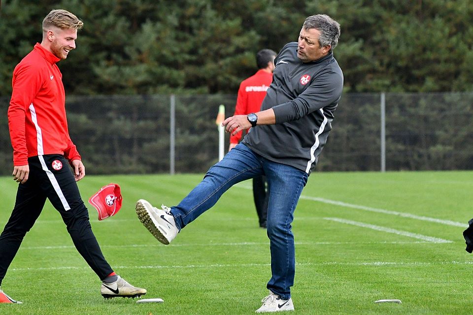 Werner Moser wie er leibt und lebt. Der Trainer des FCK II ist immer mit vollem Einsatz und Herzblut an der Seitenlinie dabei und hält den Roten Teufeln seit Jahren die Treue.