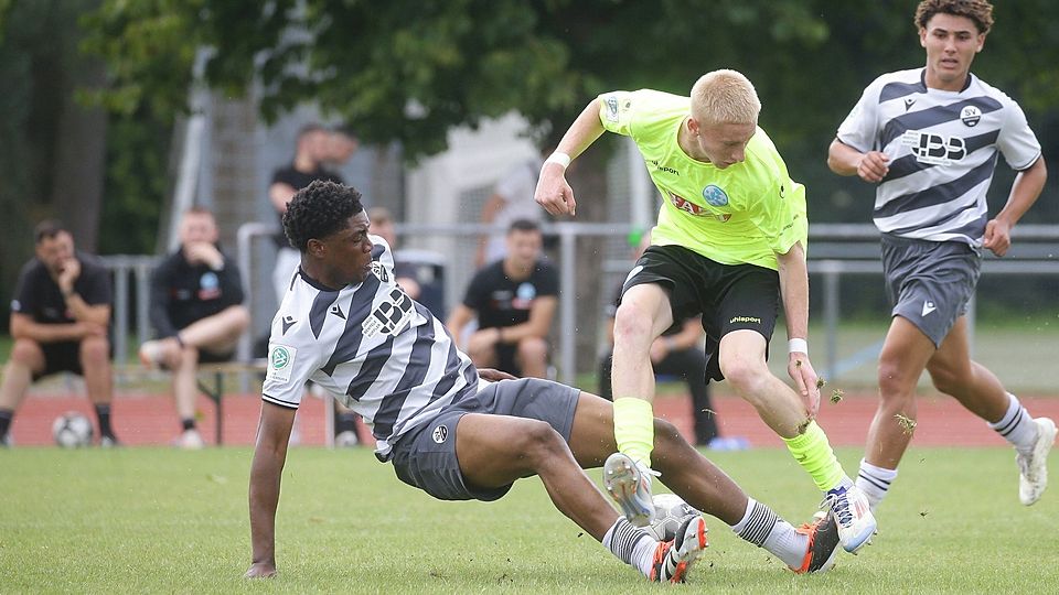 Derick (links im Bild) im Zweikampf