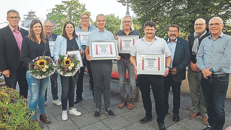 Geehrt und verabschiedet wurden langjährige Ehrenamtliche der beiden früheren Fußballkreise von Bernd Kettmann (links) und Peter Müller (Dritter von rechts).
