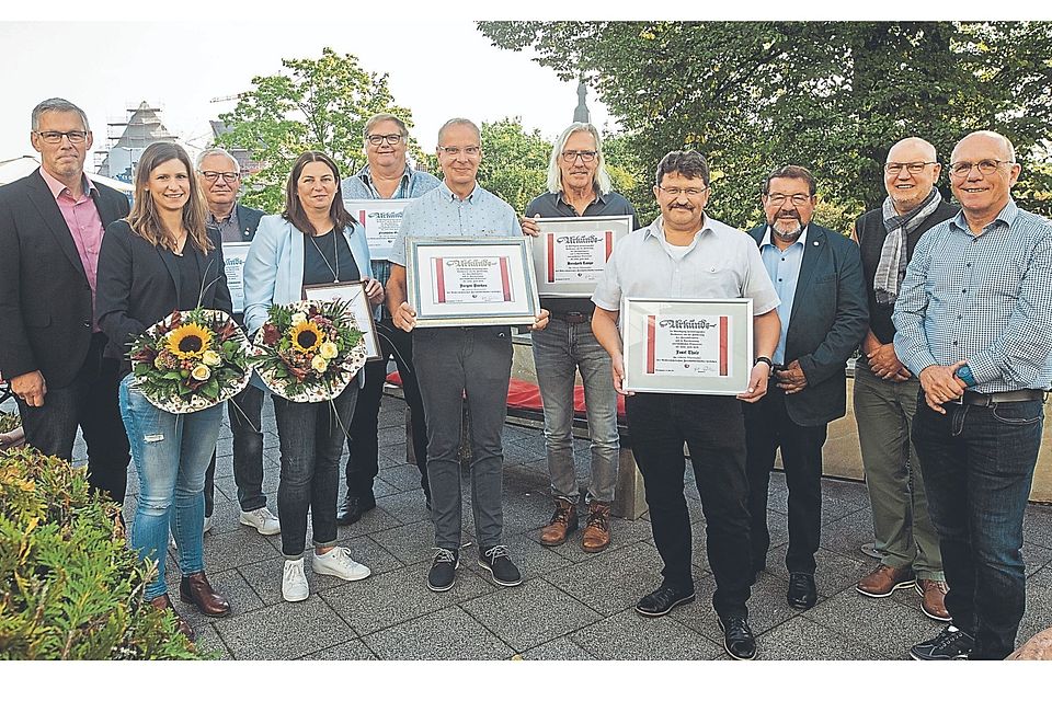 Geehrt und verabschiedet wurden langjährige Ehrenamtliche der beiden früheren Fußballkreise von Bernd Kettmann (links) und Peter Müller (Dritter von rechts).