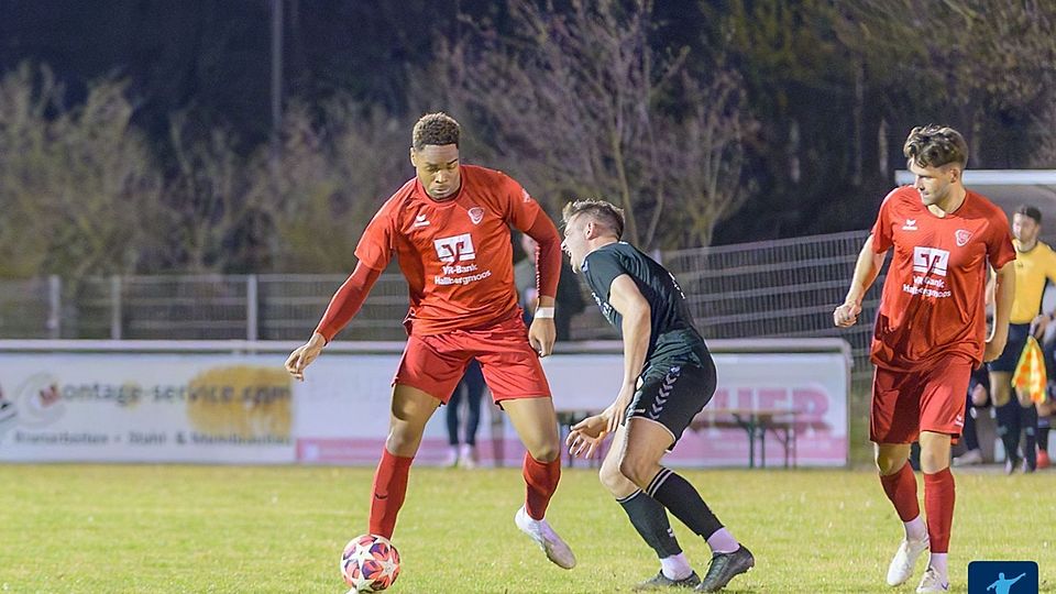 Brandon Happi Monthé  (am Ball) soll die Hintermannschaft des TSV Neudrossenfeld verstärken 