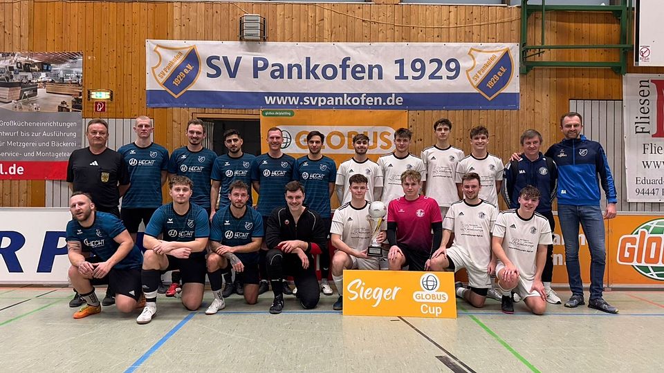 Der FC Dingolfing II (in weiß) und der SV Pankofen lieferten sich beim Globus-Cup ein packendes Finale 