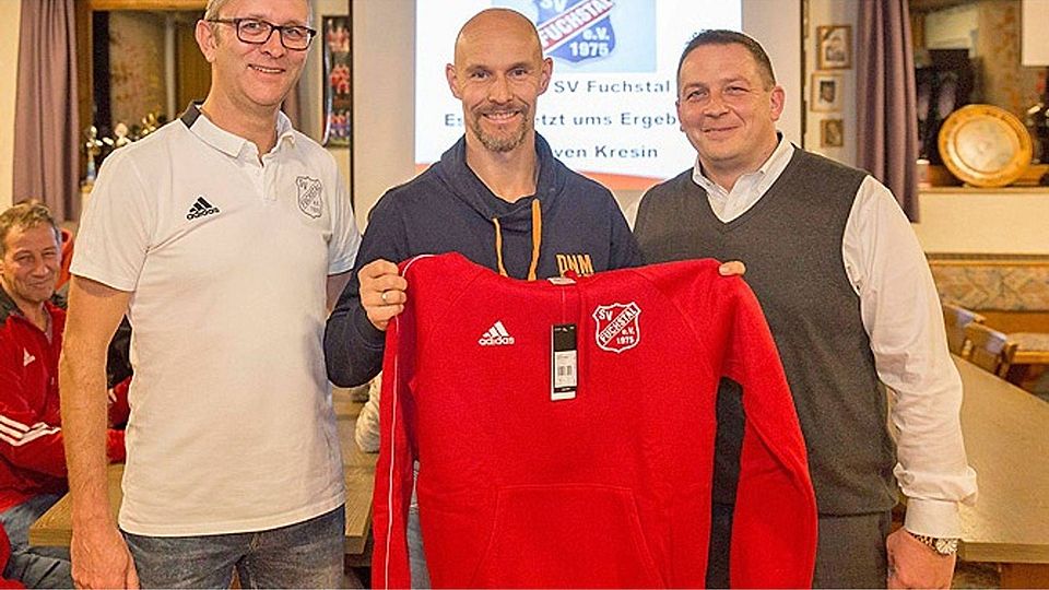 Fuchstals Abteilungsleitung, Hartwig Metzger (links) und Holger Sauter (rechts), mit dem neuen Trainer Sven Kresin.  Foto: Julian Leitenstorfer