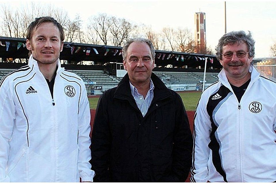 Sportleiter Manfred Maier (Mitte) präsentiert das Trainerduo Horst Oehl (rechts) und Florian Baumgartl.