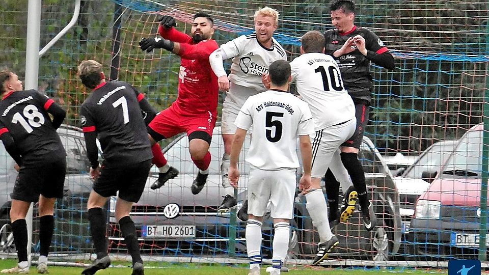 Mit einem späten Siegtreffer in der Nachspielzeit landete Aufsteiger VfB Rothenstadt (in Schwarz) einen 2:1-Coup beim ASV Haidenaab (in Weiß). 