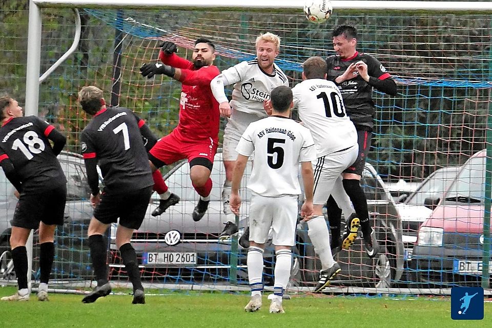 Mit einem späten Siegtreffer in der Nachspielzeit landete Aufsteiger VfB Rothenstadt (in Schwarz) einen 2:1-Coup beim ASV Haidenaab (in Weiß). 