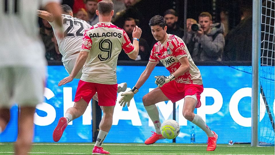 Dennis Mast (r.) musste gleich zwei Mal als Torhüter einspringen.