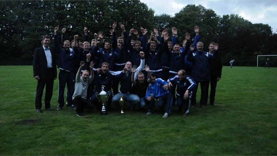 Nach 15 Jahren bejubelten die Fußballer des FC Bockholte wieder den Gewinn Werlter Samtgemeindepokals. Fotos: Dirk Hellmers