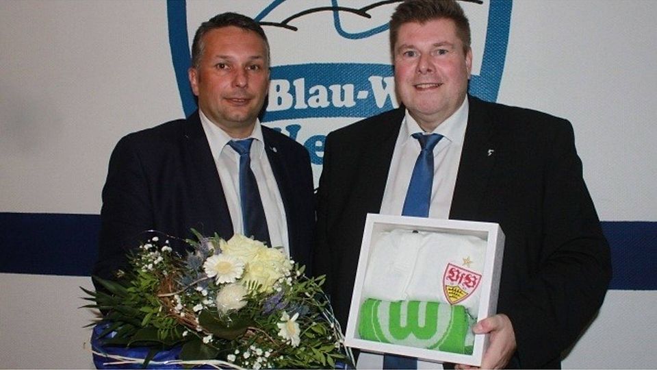 Wechsel an der Vereinsspitze: Matthias Bergmann (l.) ist neuer Vorsitzender des FC Blau-Weiß Weser. Er löst Michael Knipping ab. Foto: Torsten Wegener