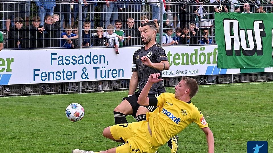 Ben Fischer (am Boden) kam bisher für die SpVgg Bayreuth nur zu Saisonbeginn, wie hier beim Eröffnungsspiel in Ansbach, zum Einsatz. Seitdem fällt er verletzt aus. Trotzdem wurde sein Vertrag in Bayreuth nun verlängert.