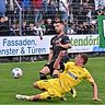 Ben Fischer (am Boden) kam bisher für die SpVgg Bayreuth nur zu Saisonbeginn, wie hier beim Eröffnungsspiel in Ansbach, zum Einsatz. Seitdem fällt er verletzt aus. Trotzdem wurde sein Vertrag in Bayreuth nun verlängert.