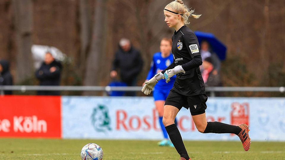 Auftritt in der Zweiten Liga: Das Foto zeigt Jasmin Janning bei ihrem Debüt. Die Partie gegen den 1. FC Köln gewann die Torhüterin mit dem FC Carl Zeiss Jena mit 3:2.