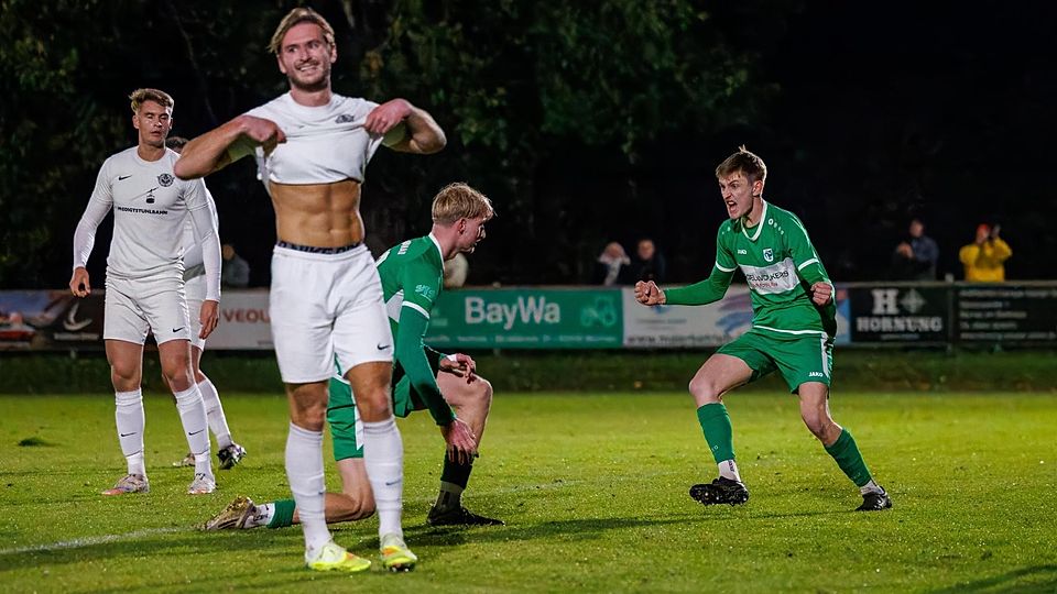 Jetzt treffen auch noch die Stürmer: Christoph Greinwald (r.) bejubelt das Tor durch Fabian Erhard, der den Ball über die Linie drückte.