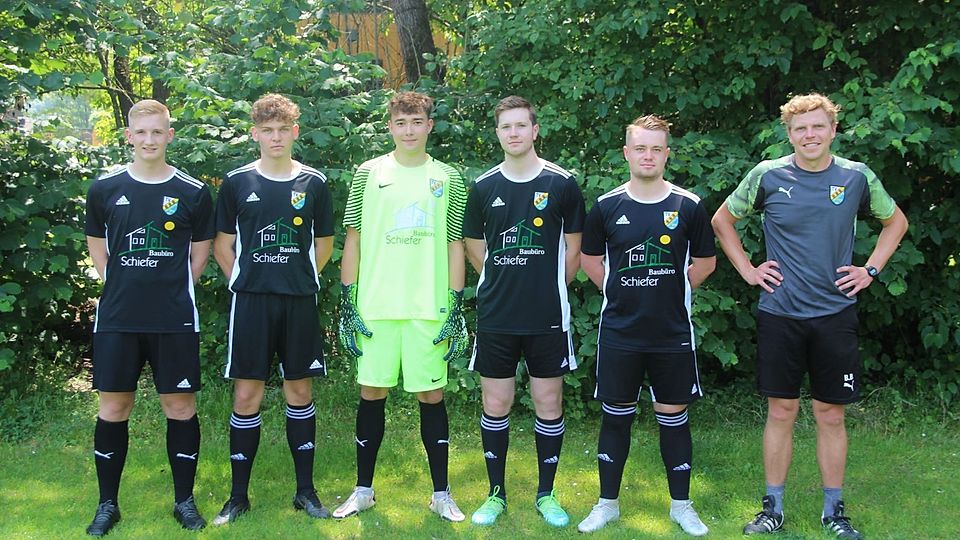 Riedenburgs neuer Trainer Sebastian Bögeholz (rechts) freut sich über fünf neue Kräfte aus dem eigenen Nachwuchsbereich. Von links: Benedikt Häckl, Rene Kelp, Raphael Müller, David Strobl und Hannes Götz.