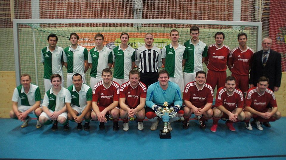 Turniersieger FC Niederwinkling (rot) und der Zweitplatzierte RSV Parkstetten  Foto: Bock