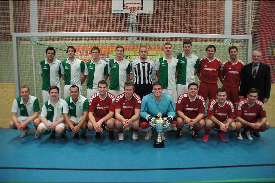 Turniersieger FC Niederwinkling (rot) und der Zweitplatzierte RSV Parkstetten  Foto: Bock