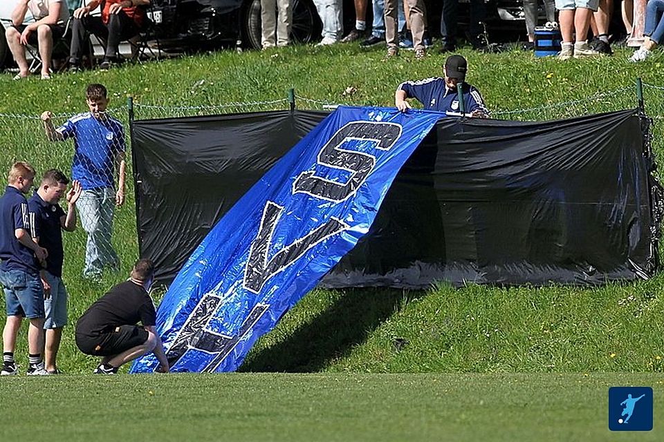 Die Anhänger des SV Hofkirchen ließen sich für das Spitzenspiel in Iggensbach einiges einfallen. Dem Siegesjubel in der Nachspielzeit hielt der Zaun dann nicht mehr ganz stand. 