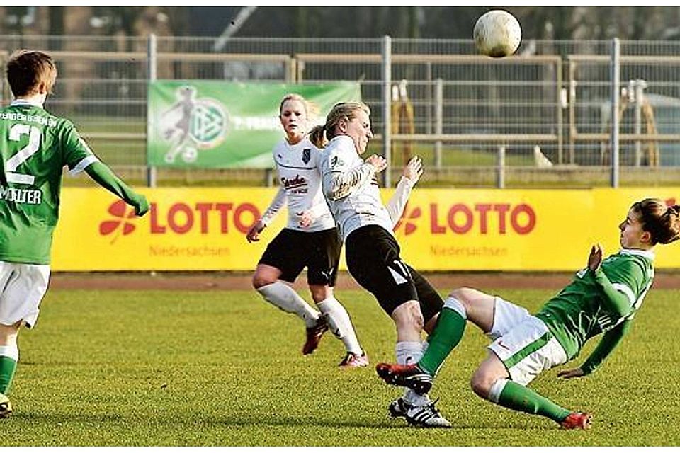 Viele umkämpfte Duelle lieferten sich die Frauen des BV Cloppenburg (weiße Trikots)  mit den Fußballerinnen von Werder Bremen. Björn Lichtfuß