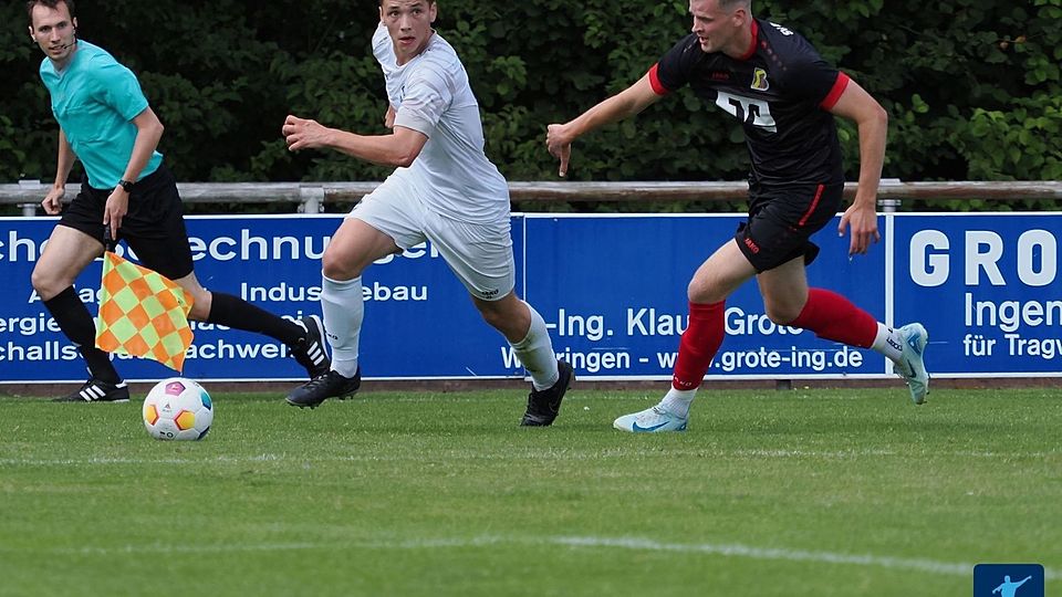 Noah Schilling (l.) machte die Wettringer Sensation mit seinem Treffer perfekt