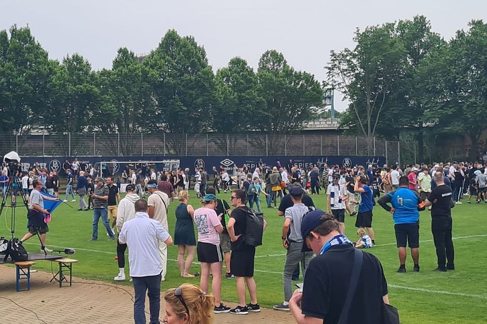 Nach der Partie stürmten die Bremer Zuschauer den Rasen um mit der Mannschaft den Aufstieg zu feiern.