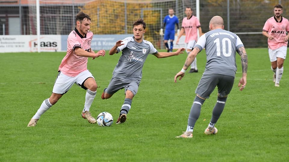 Torlos trennten sich Wildenroth (graue Trikots) und Adelshofen nach 90 Minuten.