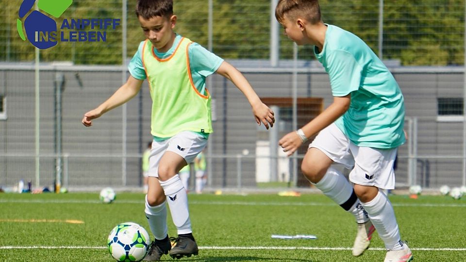 Zum Ende der Sommerferien starten die Anpfiff ins Leben Fußballschulen.