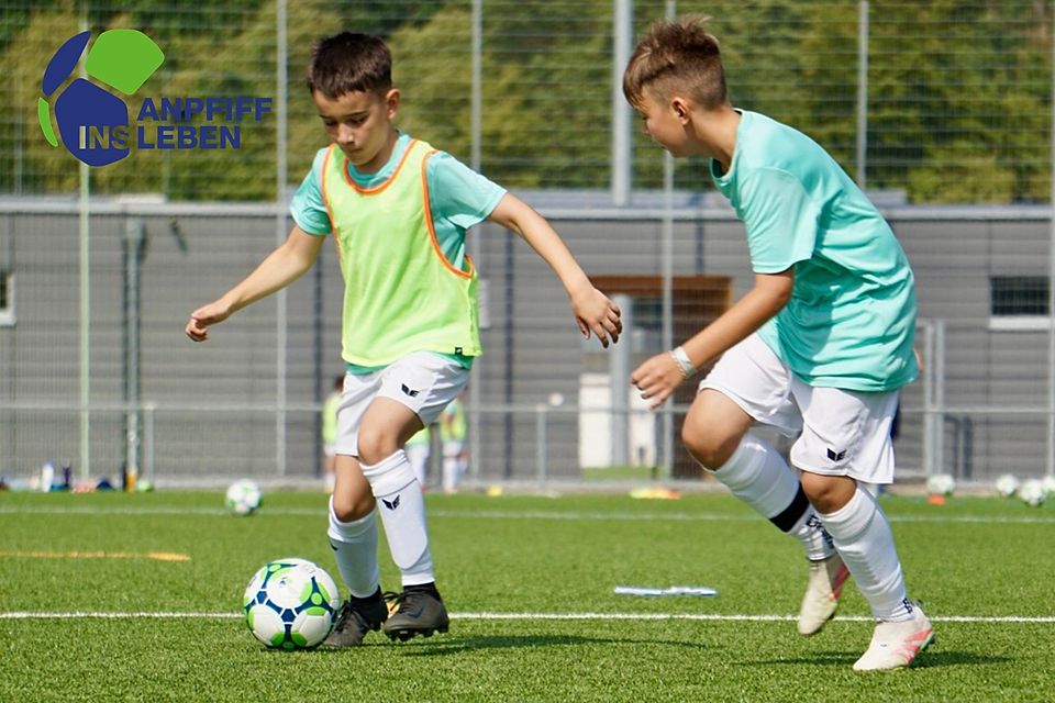 Zum Ende der Sommerferien starten die Anpfiff ins Leben Fußballschulen.