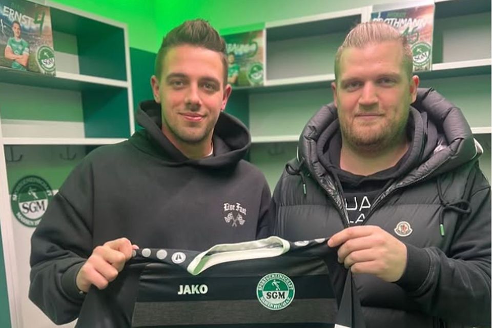 Massens Fußballabteilungsleiter Roman Spielfeld mit Neuzugang Leon Broda (l.).