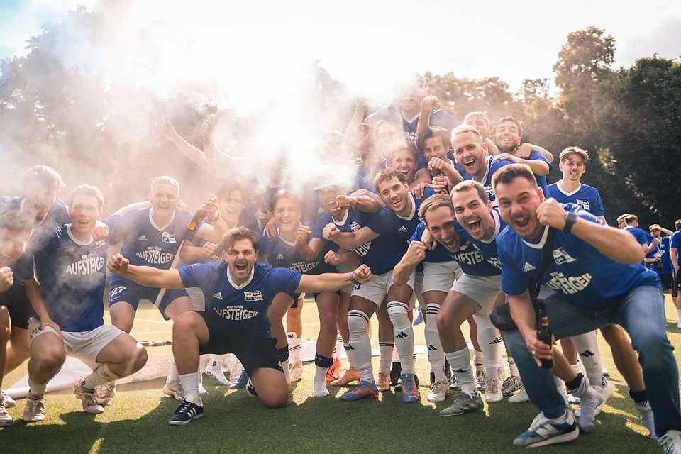 Der Jubel über den Doppel-Aufstieg bei Blau-Weiß Köln war schier grenzenlos.