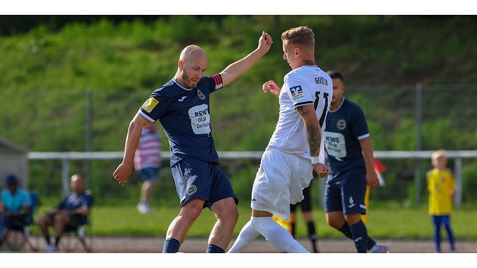 FC Gießens Angreifer Mirco Geisler (rechts, hier im Duell mit Danny Klein vom SV Hummetroth) begann beim Gladenbacher SC mit dem Fußball. © Joaquim Ferreira