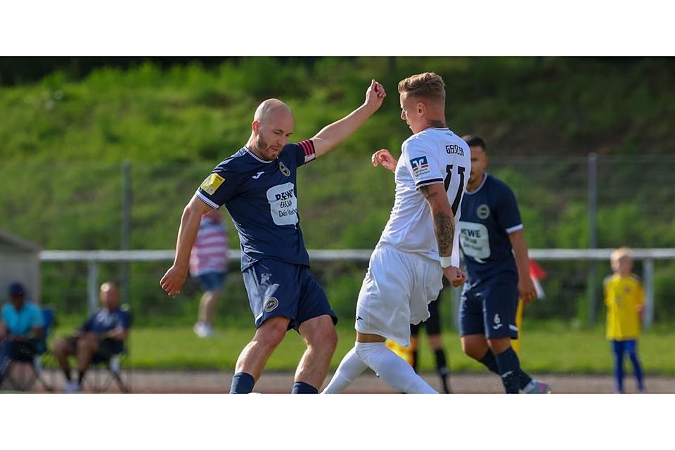 FC Gießens Angreifer Mirco Geisler (rechts, hier im Duell mit Danny Klein vom SV Hummetroth) begann beim Gladenbacher SC mit dem Fußball. © Joaquim Ferreira FC Gießens Angreifer Mirco Geisler (rechts, hier im Duell mit Danny Klein vom SV Hummetroth) begann beim Gladenbacher SC mit dem Fußball. © Joaquim Ferreira