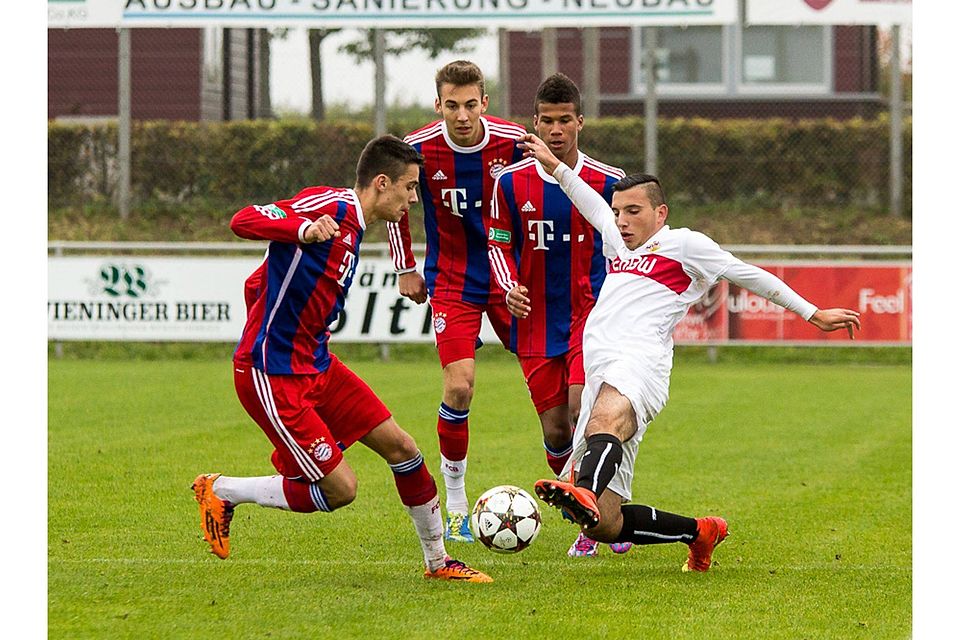 Arianit Ferati (weißes Trikot) nimmt es gleich mit drei Gegenspielern auf - vergeblich: Die U19-Junioren des VfB Stuttgart mussten sich dem Bayern-Nachwuchs mit 0:4 beugen. F: Riedel