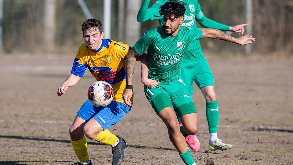 Zwei Teams, zwei Ausgangslagen: Schlusslicht Schnaittenbach (in Gelb) hat nichts mehr zu verlieren, Schlicht (Grün) mischt ganz vorne mit.
