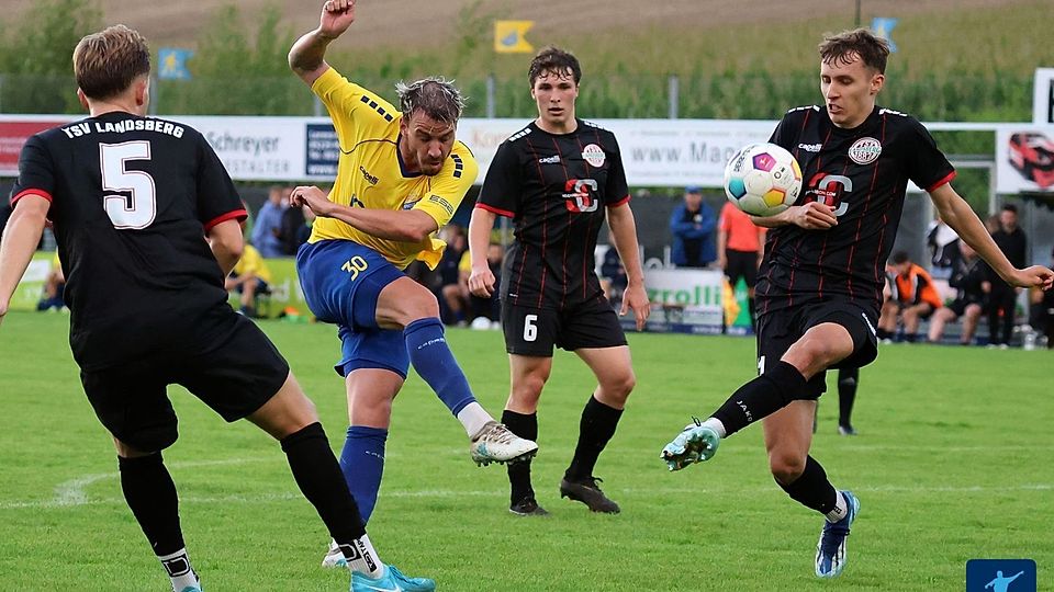 Nico Karger (M.) hat gegen Landsberg den Ausgleich auf dem Fuß, aber Landsbergs Leimeister (nicht im Bild) hält überragend.