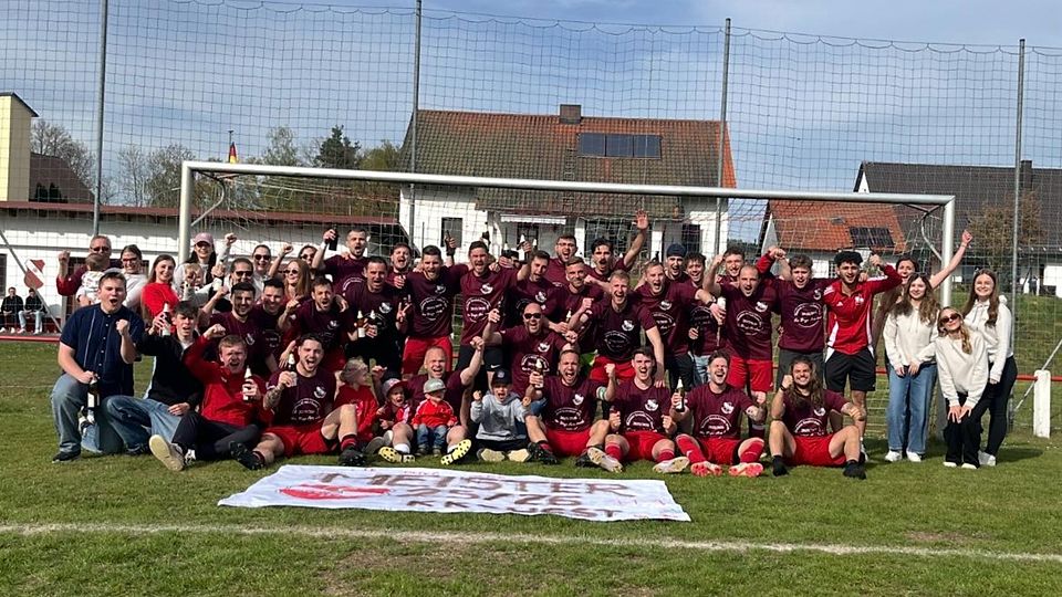 "It´s partytime!" Nach dem 5:0 gegen den VfB Mantel feierte der FC Dießfurt mit Mannschaft, Verantwortlichen und Fans die Rückkehr in die Kreisliga.