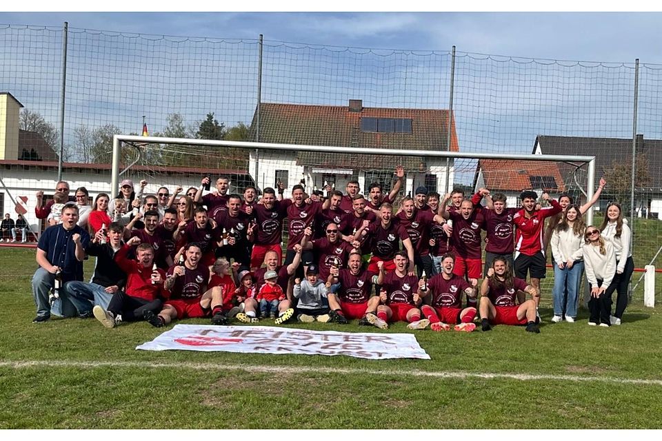 "It´s partytime!" Nach dem 5:0 gegen den VfB Mantel feierte der FC Dießfurt mit Mannschaft, Verantwortlichen und Fans die Rückkehr in die Kreisliga.