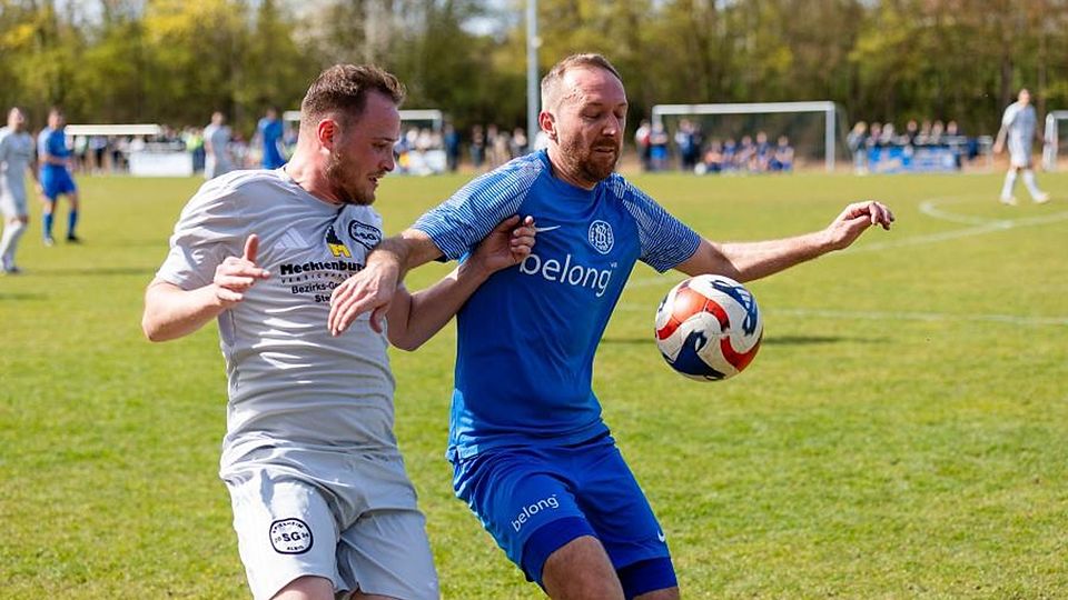 Philipp Mirwald von der SG Spiesheim/Albig attackiert den Horchheimer Dennis Hamm-Kiefer. So eng wie in diesem Zweikampf ging es auch zwischen den Teams zu.	Foto: Carsten Selak/pakalski-press