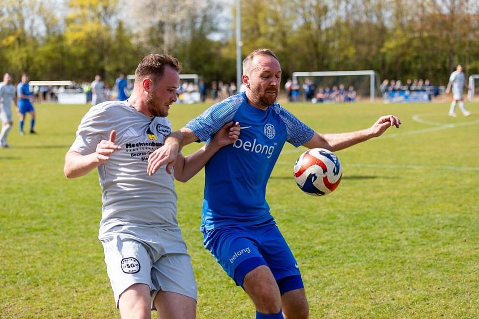 Philipp Mirwald von der SG Spiesheim/Albig attackiert den Horchheimer Dennis Hamm-Kiefer. So eng wie in diesem Zweikampf ging es auch zwischen den Teams zu.	Foto: Carsten Selak/pakalski-press