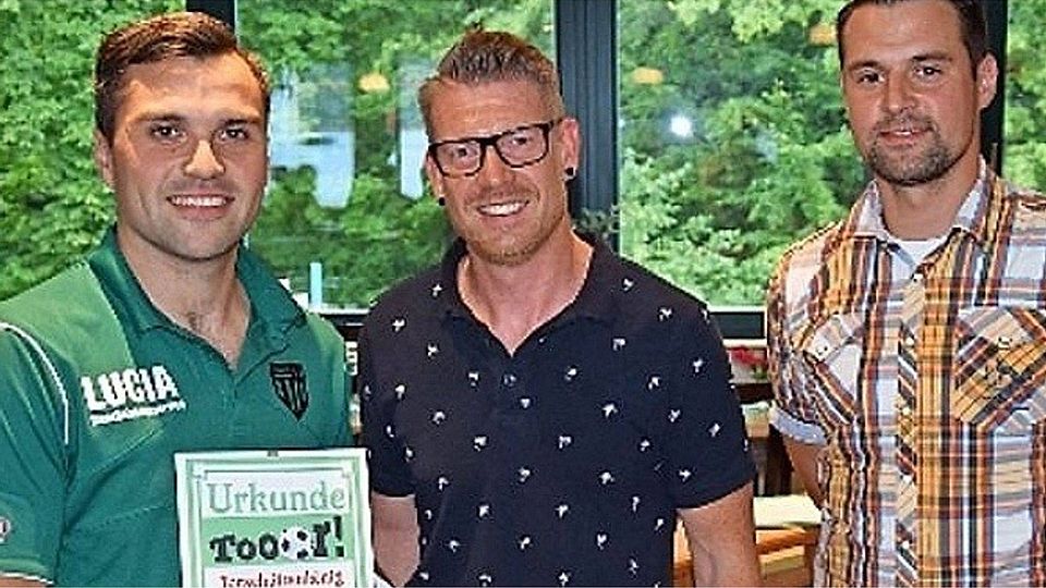 40-Tore-Mann Felix Badack (l.) mit  den Offiziellen Lars Zimmermann  und Marko Krüger.  Foto: Georg Zielonkowski