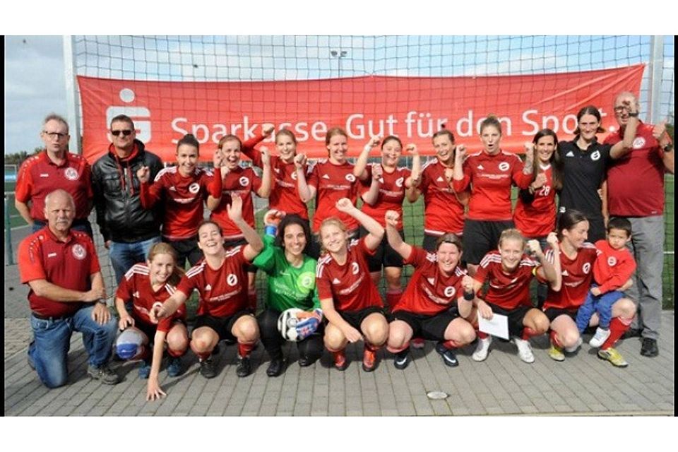 Große Freude beim Kreispokalsieger: Die Frauen des Landesligisten Eintracht Kornelimünster siegen in der Verlängerung. F: Bauer