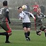 Ab durch die Mitte: Nikolas Frings vom 1. FC Schwabsburg macht sich auf den Weg zum zwischenzeitlichen 3:0. Die Dexheimer Florian Schömbs (rechts) und Moritz Emrich (links) können nichts ausrichten. 