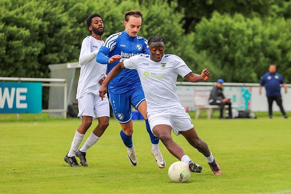 Den Ball genau im Blick: Marvin Dumslaff (Verlautenheide, blaues Trikot) verfolgt seinen Gegenspieler. Den Ball genau im Blick: Marvin Dumslaff (Verlautenheide, blaues Trikot) verfolgt seinen Gegenspieler.