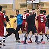 Rudelbildung: Mittels Roter Karte müht sich Schiedsrichter Michael Pauly im Endspiel der Futsal-Kreismeisterschaft um Ordnung auf dem Spielfeld. Foto: M. Wolff