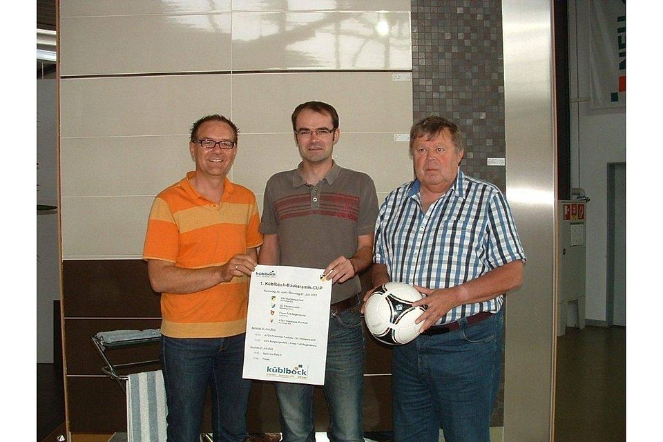 Die Spiele losten Manfred Fischer (links) und Heinz Utz (rechts); in der Mitte ASV-Trainer Matthias Bösl. Foto: ASV Burglengenfeld