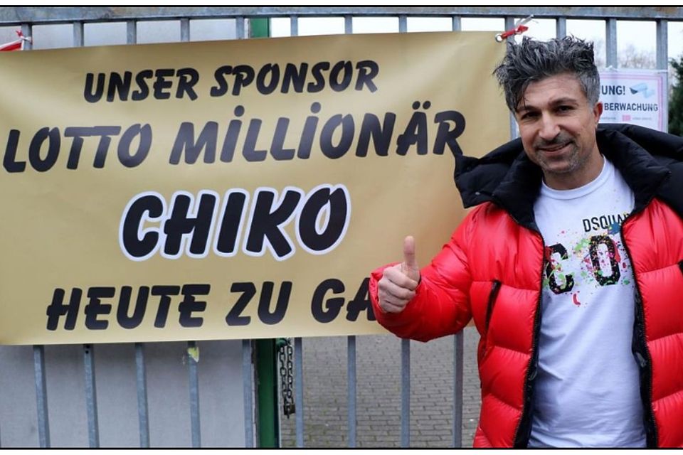 "Chico" posierte Sonntag vor dem Banner des FC Roj.