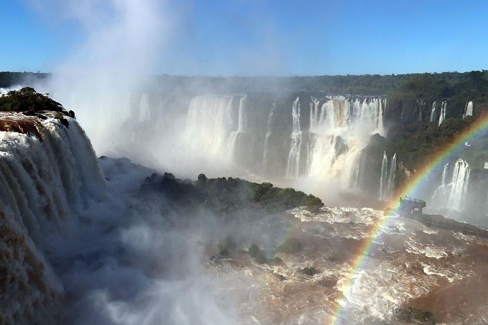 Die Iguacu Wasserfälle bilden den größten Wasserfall der Welt.