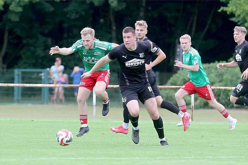 Nils Woelki (re., Eckernförder SV), hier im Kreispokalfinale gegen Jorit Rathje (MTSV Hohenwestedt, macht das 1-0.