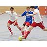 Landesligist Schierling (weiß-rot) will in die Finalrunde, obwohl im TV kaum jemand Futsal-Liebhaber ist. Foto: dck