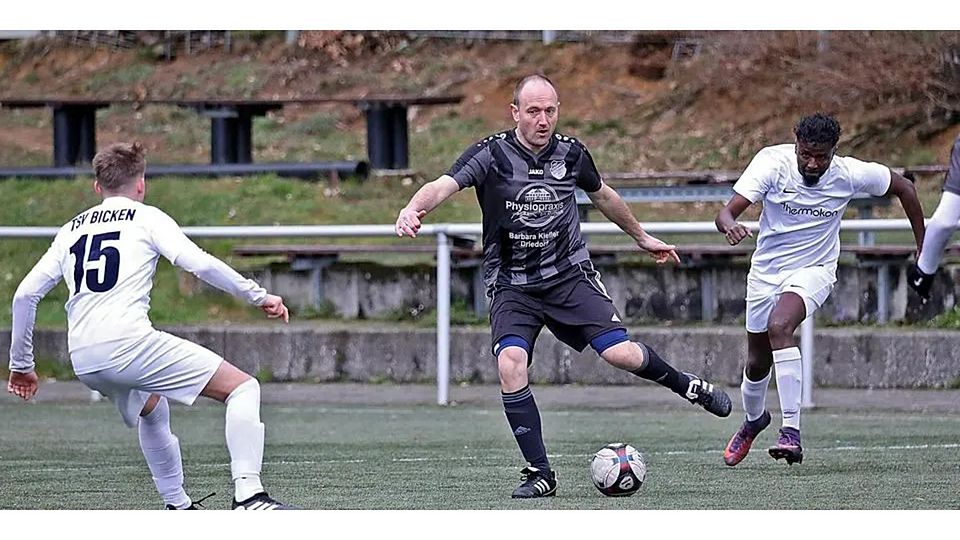 Matthias Daum (Mitte), hier als Spieler des B-Ligisten FSV Manderbach in einer Szene mit den Bickenern Leon Wocke (l.) und Farhan Muhidin Mahamud, ist seit Dienstag nicht mehr Trainer des SSV Sechshelden. (Archivfoto) © Lorenz Pietzsch